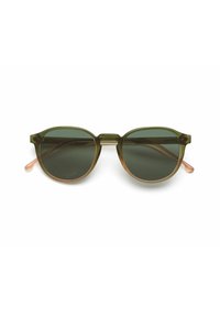 Lunettes de soleil rondes avec des verres verts, monture olive translucide et accents rose pâle aux extrémités des branches. Texture lisse, design moderne.