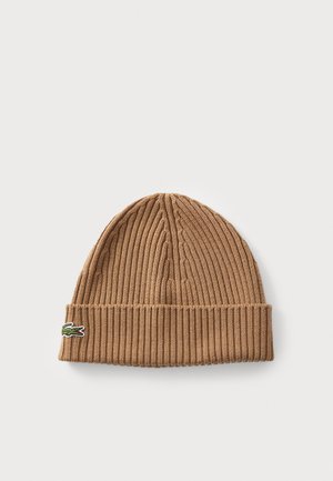 Bonnet en tricot côtelé brun avec un revers et un petit logo de crocodile brodé à l'avant. Texture douce et design ajusté.