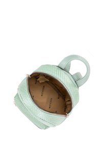 Bolso redondo de color verde menta con textura tejida, cierre de cremallera y un asa en la parte superior. Interior forrado con un patrón de logo, que incluye un bolsillo con cremallera.