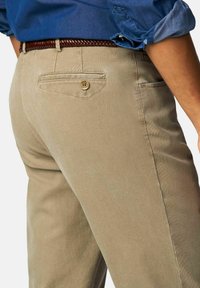 Khaki chino's van een gestructureerde stof, standaard pasvorm, met een achterzak met knoopsluiting en een gevlochten bruine leren riem.