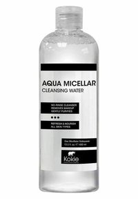 Klar plastikflaske med Kokie Aqua Micellar Cleansing Water, 400 ml. Sort tekst på etiketten inkluderer produktdetaljer; rund flip-top låg.