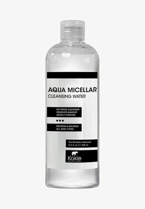 Kirkas muovipullo Kokie Aqua Micellar Cleansing Wateria, 400 ml. Musta teksti etiketissä sisältää tuotteen tiedot; pyöreä napsautettavaa korkki.