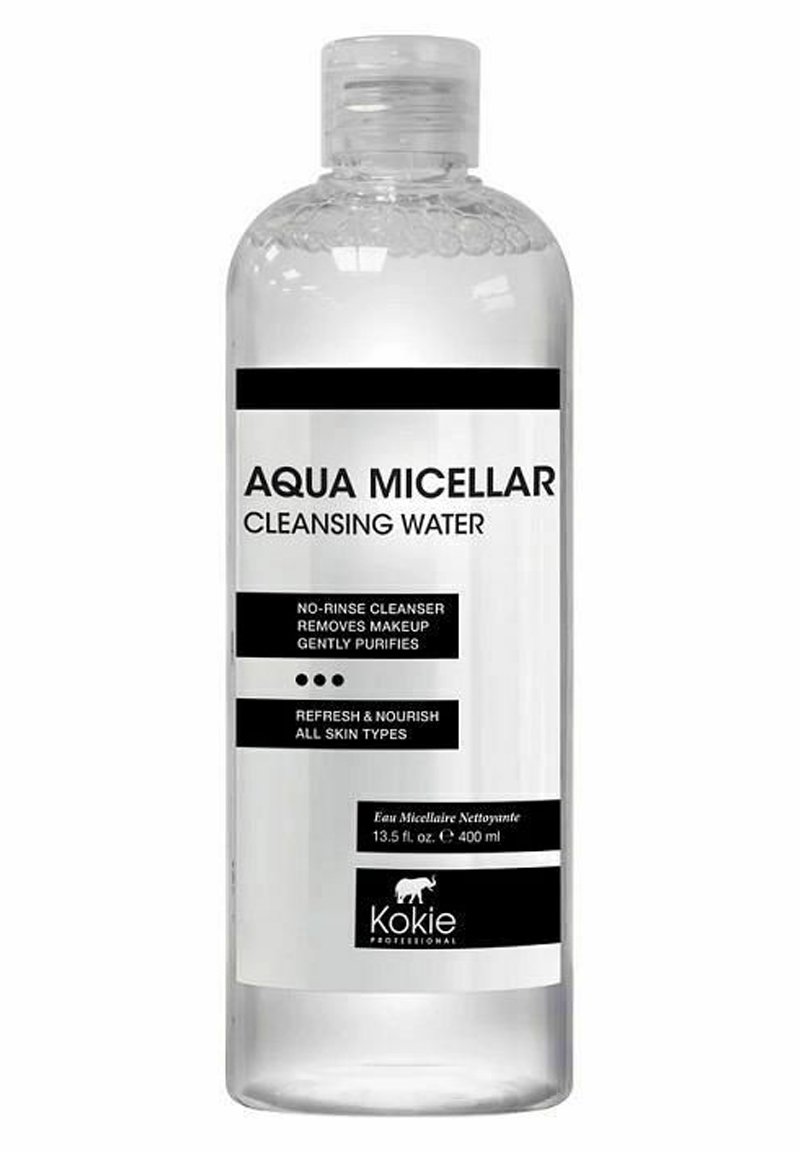 Klar plastikflaske med Kokie Aqua Micellar Cleansing Water, 400 ml. Sort tekst på etiketten inkluderer produktdetaljer; rund flip-top låg.