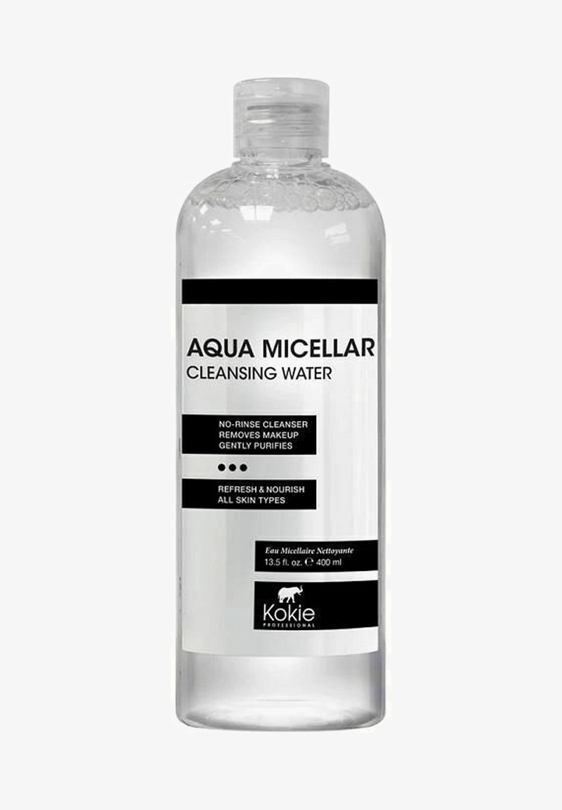 Klar plastikflaske med Kokie Aqua Micellar Cleansing Water, 400 ml. Sort tekst på etiketten inkluderer produktdetaljer; rund flip-top låg.