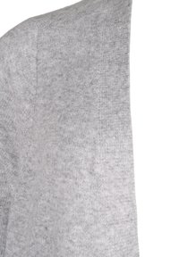 Ljust grå tröja i mjukt, texturerat stickat material, med en enkel design utan synliga mönster eller accenter.