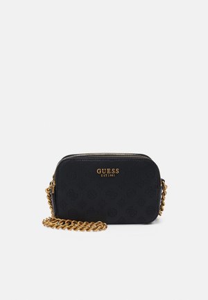 Sac bandoulière rectangulaire noir Guess avec motif logo embossé, bandoulière chaîne dorée et inscription dorée Guess EST 1981 sur le devant.