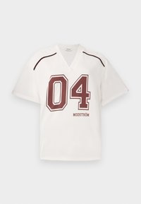 Weißes Kurzarm-V-Ausschnitt-Jersey mit burgunderfarbenen Grafiken, einschließlich der Nummer "04" und der Marke "MODSTRÖM", mit kontrastierenden Trimmdetails.