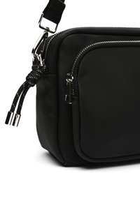 Borsa a tracolla nera in nylon con scomparti con zip, superficie testurizzata e accenti in metallo. Inclusa una tracolla regolabile.