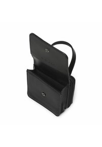 Zwarte leren tas met een gestructureerde afwerking, voorzien van een druksluiting en een verstelbare schouderband. Het interieur heeft twee compartimenten.