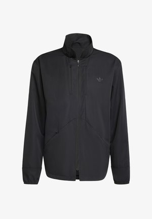 Fekete, cipzáros dzseki magas gallérral, textúrált anyagból, oldalsó zsebekkel és diszkrét logóval a mellkason. Könnyű és sportos dizájn.