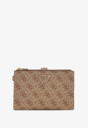 Portefeuille en tissu brun avec un logo en métal triangulaire, motif en losanges et fermeture éclair. Surface texturée avec une finition lisse.