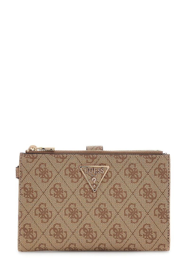 Braune Stoffbörse mit einem dreieckigen Metalllogo, einem Rautenmuster und einem Reißverschluss. Strukturierte Oberfläche mit glatter Verarbeitung.