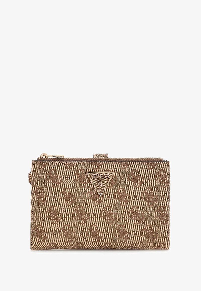 Braune Stoffbörse mit einem dreieckigen Metalllogo, einem Rautenmuster und einem Reißverschluss. Strukturierte Oberfläche mit glatter Verarbeitung.