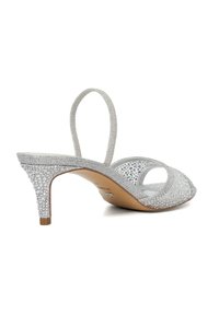 Zilveren slingback hoge hak schoenen met een open teen, versierd met rhinestones, textielmateriaal en een slanke hak.