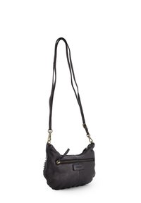 Černá kožená crossbody taška zaobleného tvaru, s nastavitelným popruhem, přední kapsou na zip a značkovou nášivkou. Obsahuje prošité detaily.