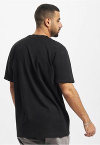 Upscale by Mister Tee Trükipildiga T-särk - black