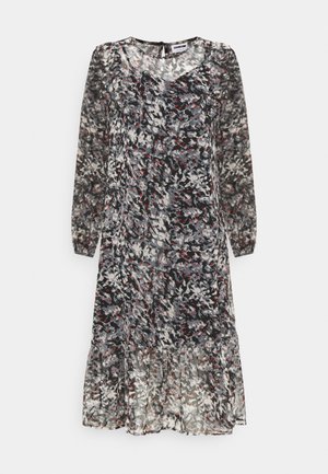 Czarna sukienka midi z długim rękawem, z abstrakcyjnym nadrukiem w odcieniach szarości i czerwieni, z okrągłym dekoltem i lekko rozszerzanym dołem.