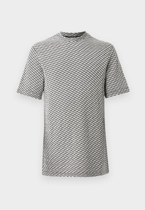 Camiseta de manga corta con cuello alto, hecha de una tela texturada con un patrón de diamantes en blanco y negro.
