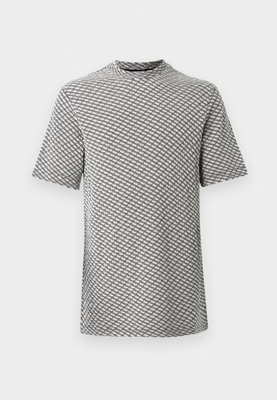 Lühikeste varrukatega T-särk, millel on kõrge krae, valmistatud tekstureeritud kangast musta ja valge ruudustikuga.