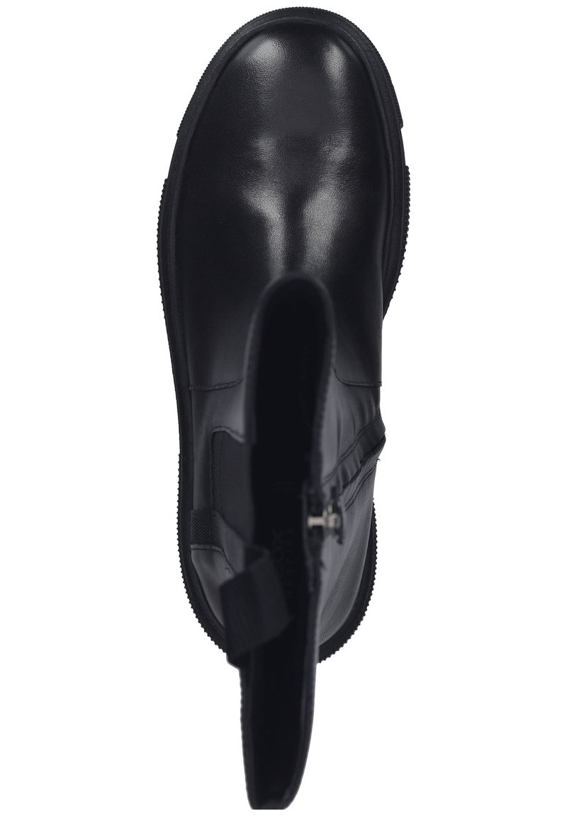 Zwarte leren enkellaars met een gladde afwerking, voorzien van een zijrits en een elastisch paneel, met een ronde neus en een gestructureerde rubberen zool.