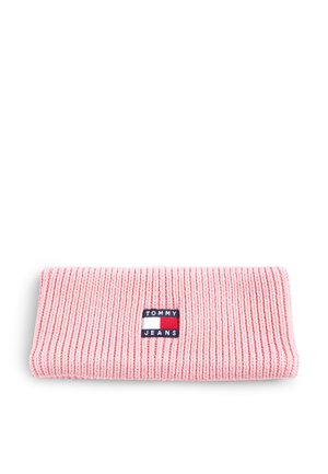 Roze gebreide hoofdband met geplooid ontwerp en een rechthoekige Tommy Jeans-logo patch in marineblauw, wit en rood aan de voorkant in het midden.