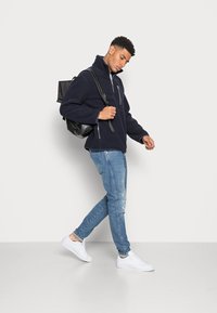 ARKET Camisola de lã polar - navy