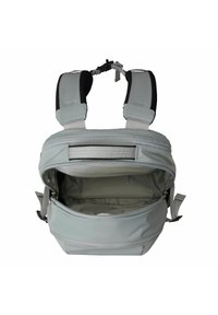 Lichtgrijze rugzak met ergonomische zwarte banden, een voorzak met rits en een groot hoofdcompartiment met een gladde binnenvoering.