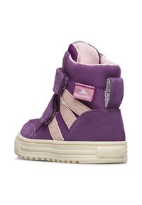 Fialové vysoké tenisky s růžovými akcenty, suchým zipem a prodyšnou tkaninou. Obsahují tři pruhované vzory a gumovou podrážku.