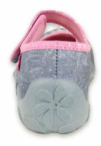 Graue Schuhe mit einer strukturierten Oberseite, pinkem Riemen und blumenmusterförmiger Sohle. Sie verfügen über eine abgerundete Rückseite und einen Klettverschluss für einen sicheren Sitz.