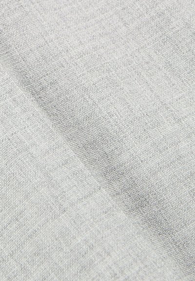 Lichtgrijze stof met een subtiele textuur, die kleine geweven patronen vertoont en een zachte, gladde oppervlakte heeft. Ideaal voor bekleding of kleding.