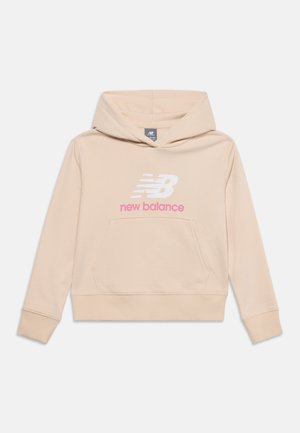 Beige New Balance hættetrøje med frontlomme, hætte, ribkanter og hvidt og pink logo på brystet mod en hvid baggrund.
