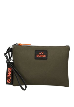 Astuccio rettangolare verde oliva con toppa logo SUN68 nera e arancione, cursore della cerniera arancione e cinturino da polso nero con scritta SUN68 arancione.