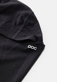 Zwarte katoenen beanie met een gladde textuur, voorzien van een witte 'poc'-logo geborduurd op de zijkant. Eenvoudig, functioneel ontwerp.