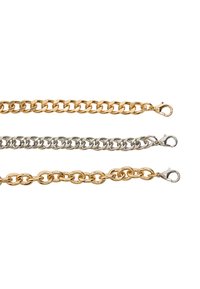 Trzy metalowe łańcuchy: jeden złoty, jeden srebrny i kolejny złoty. Każdy z nich ma duże, wzajemnie połączone ogniwa i karabińczyk na jednym końcu.