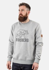 Szary sweter z okrągłym dekoltem, z geometrycznym wzorem niedźwiedzia w kolorze czarnym oraz napisem "FORSBERG". Ściągacze na mankietach i u dołu.