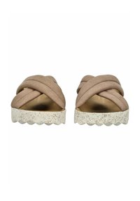 Sandali slide in suede marrone con fasce incrociate e una suola piatta bianca maculata con bordo scallop.