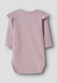 Langarmstrampler aus weichem rosa Baumwollstoff. Mit Rüschendetails an den Schultern und einem runden Halsausschnitt sowie Druckknöpfen im Schritt.