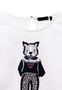 T-shirt bianco con grafica di un orso in grigio e nero, con colletto in pizzo e scritta rosa, e design di pantaloni a stampa leopardata.