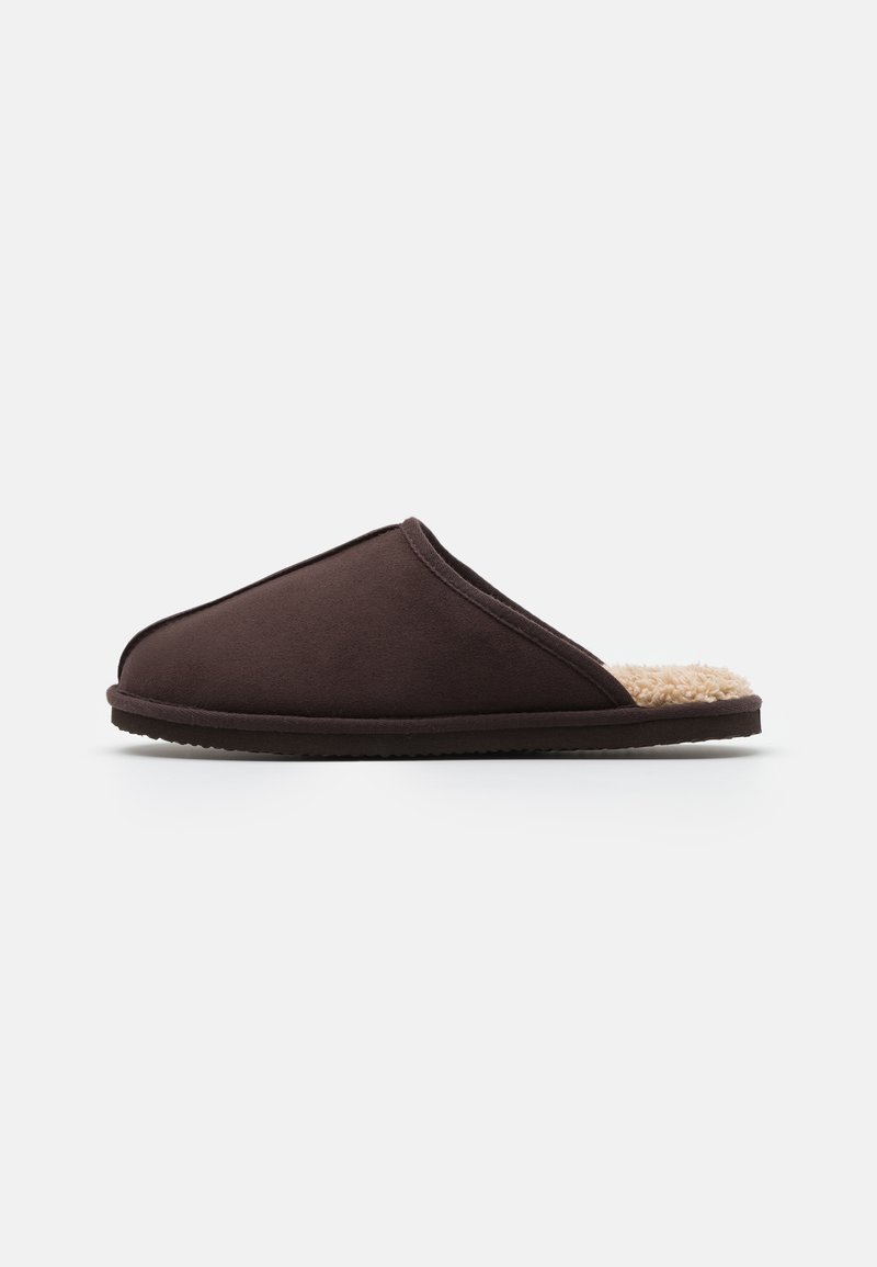Brune slip-on tøfler lavet af blødt stof med en tekstureret, beige inderside og en flad gummisål. Har et simpelt, sømløst design.