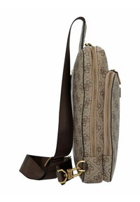 Borsa marrone con motivo a fantasia, dotata di più scomparti con cerniera, tracolla marrone regolabile e dettagli in metallo color oro.