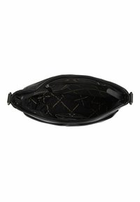 Zwarte leren handtas met een ritssluiting, voorzien van een gladde textuur en een gevoerd interieur met een subtiel logo-patroon.