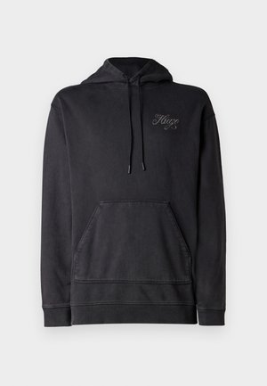 Sudadera con capucha negra hecha de tela suave, con un bolsillo frontal, puños acanalados y detalle de logo bordado en el pecho.