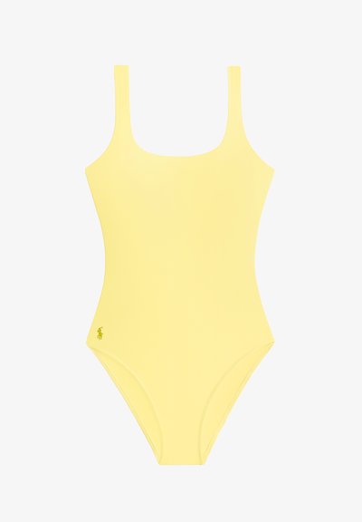 Κίτρινο ολόσωμο μαγιό με φαρδιές τιράντες, τετράγωνη λαιμόκοψη και εφαρμοστή γραμμή. Διαθέτει μικρό κεντημένο λογότυπο στο ισχίο.