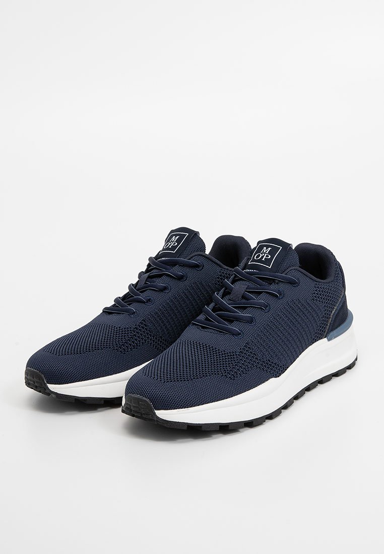 Marineblaue Mesh-Sportsneaker mit weißen Sohlen und schwarzen Gummisohlen. Sie verfügen über ein Logo auf der Zunge, flache Schnürsenkel und ein strukturiertes Oberdesign.