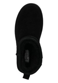 Schwarze Wildlederstiefel mit einem weichen Innenfutter, runder Form und Zuglasche an der Rückseite. Die Sohle ist flach und strukturiert für einen guten Halt.