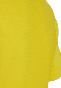 Geel sportshirt met een gestructureerde, diamantpatroon stof. Korte mouwen en een getailleerd ontwerp zijn zichtbaar.