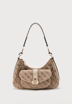 Sac à main marron Guess avec imprimé monogramme, poche à rabat avant avec logo "G" doré, deux fermetures éclair latérales et une seule bandoulière noire.