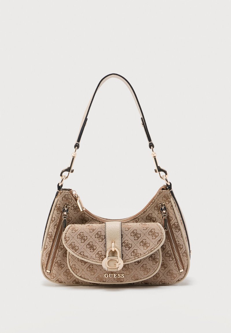 Καφέ τσάντα Guess με μοτίβο μονόγραμμα, μπροστινή τσέπη με καπάκι και χρυσό λογότυπο "G", δύο φερμουάρ στο πλάι και μία μαύρη λωρίδα.