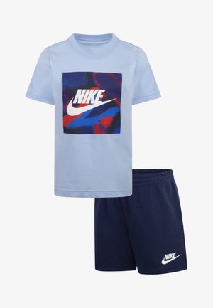 Himmelblaues Baumwoll-T-Shirt mit einem mehrfarbigen Grafiklogo auf der Vorderseite, kombiniert mit marineblauen Shorts, die am Saum ein weißes Logo haben.