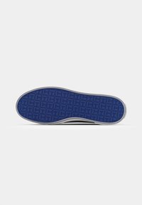 Suela de zapato de goma azul con una textura estampada y detalle de borde blanco, que presenta un diseño geométrico en toda la superficie.